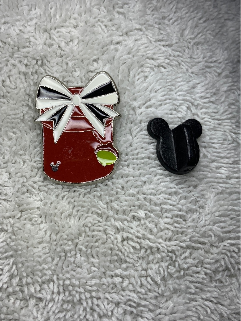 Disney Chip & Dale Present Gift Hidden Mickey Pin